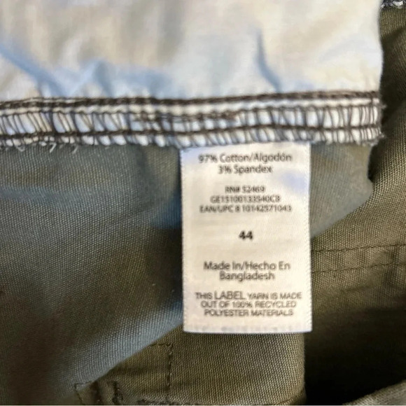 George Men’s At The Knee Cargo Shorts Green Camo 10” Inseam Size 44 NWT - Picture 3 of 7